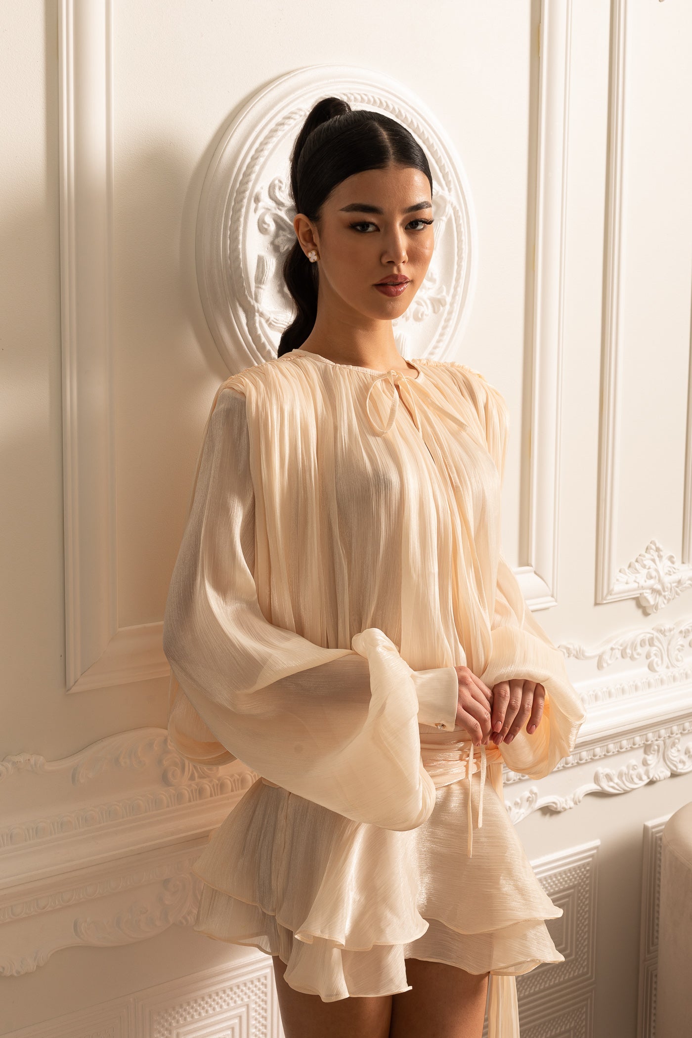 Eloria™ - Elegantes, drapiertes Kleid mit langen Ärmeln, kurzem Rock und raffinierter Raffung an der Taille