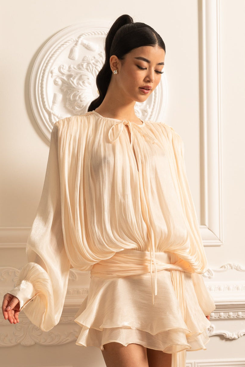 Eloria™ - Elegantes, drapiertes Kleid mit langen Ärmeln, kurzem Rock und raffinierter Raffung an der Taille