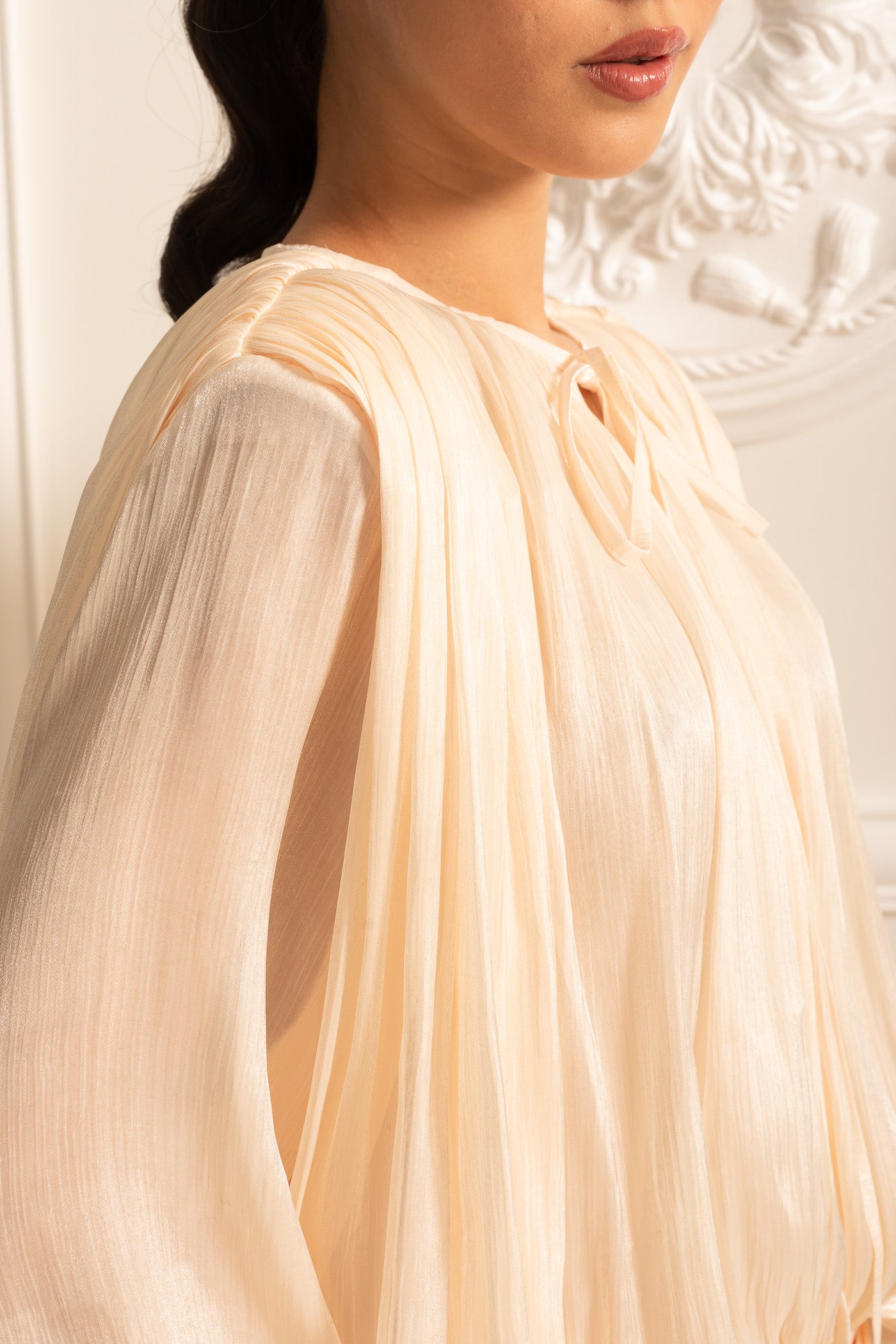 Eloria™ - Elegantes, drapiertes Kleid mit langen Ärmeln, kurzem Rock und raffinierter Raffung an der Taille
